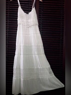 S-M NEW Romeo & Juliet Couture Tiered White Crochet Lace boho Maxi Dress Beach